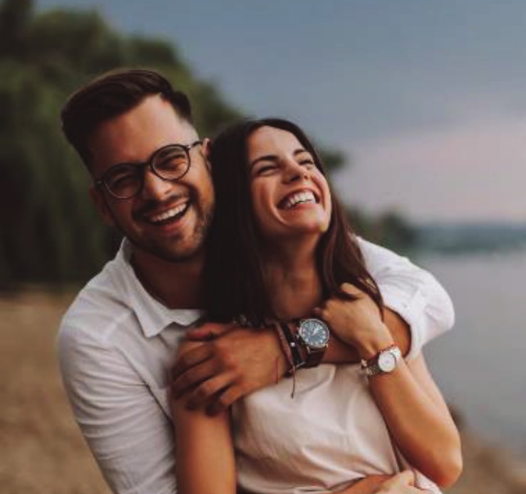 Pareja abrazada en la playa, fotografía de la portada de la guía de planificación