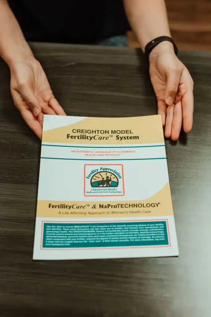 Folleto del CREIGHTON MODEL FertilityCare System, un lenguaje auténtico de la salud y la fertilidad de la mujer