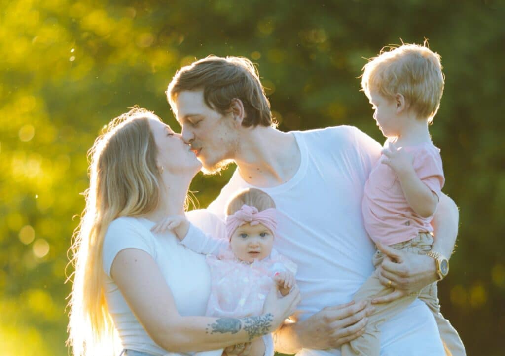 El hombre entre el amor, esposa e hijos